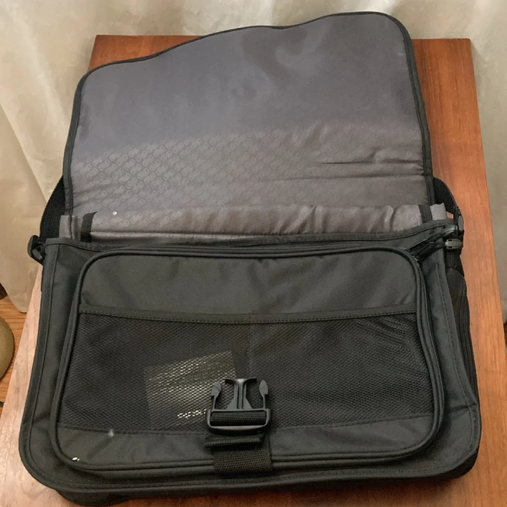 Solo black classic messenger bag